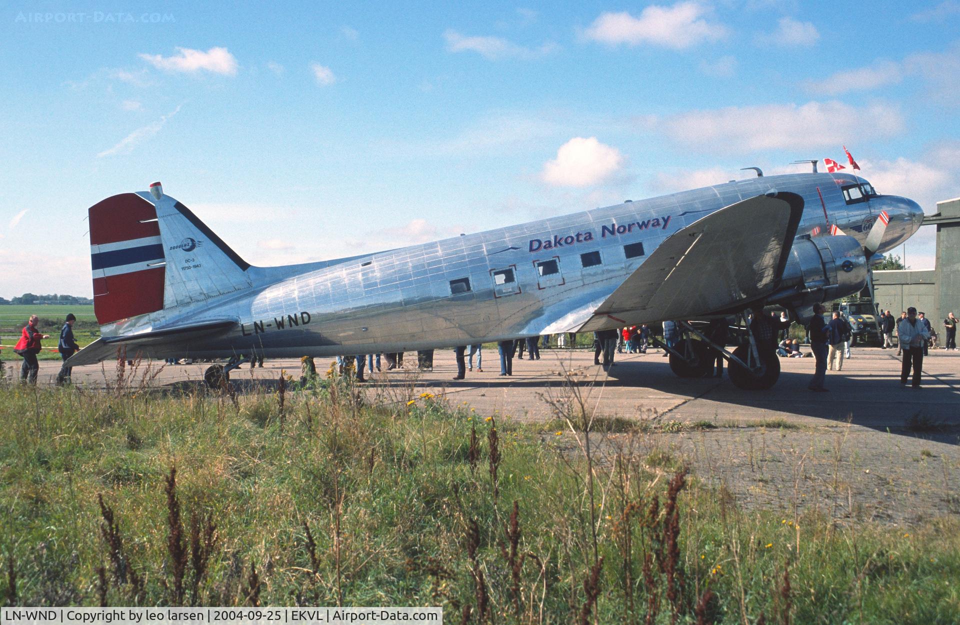 LN-WND, 1943 Douglas C-53D-DO Skytrooper (DC-3A) C/N 11750, Værløse 25.9.2004