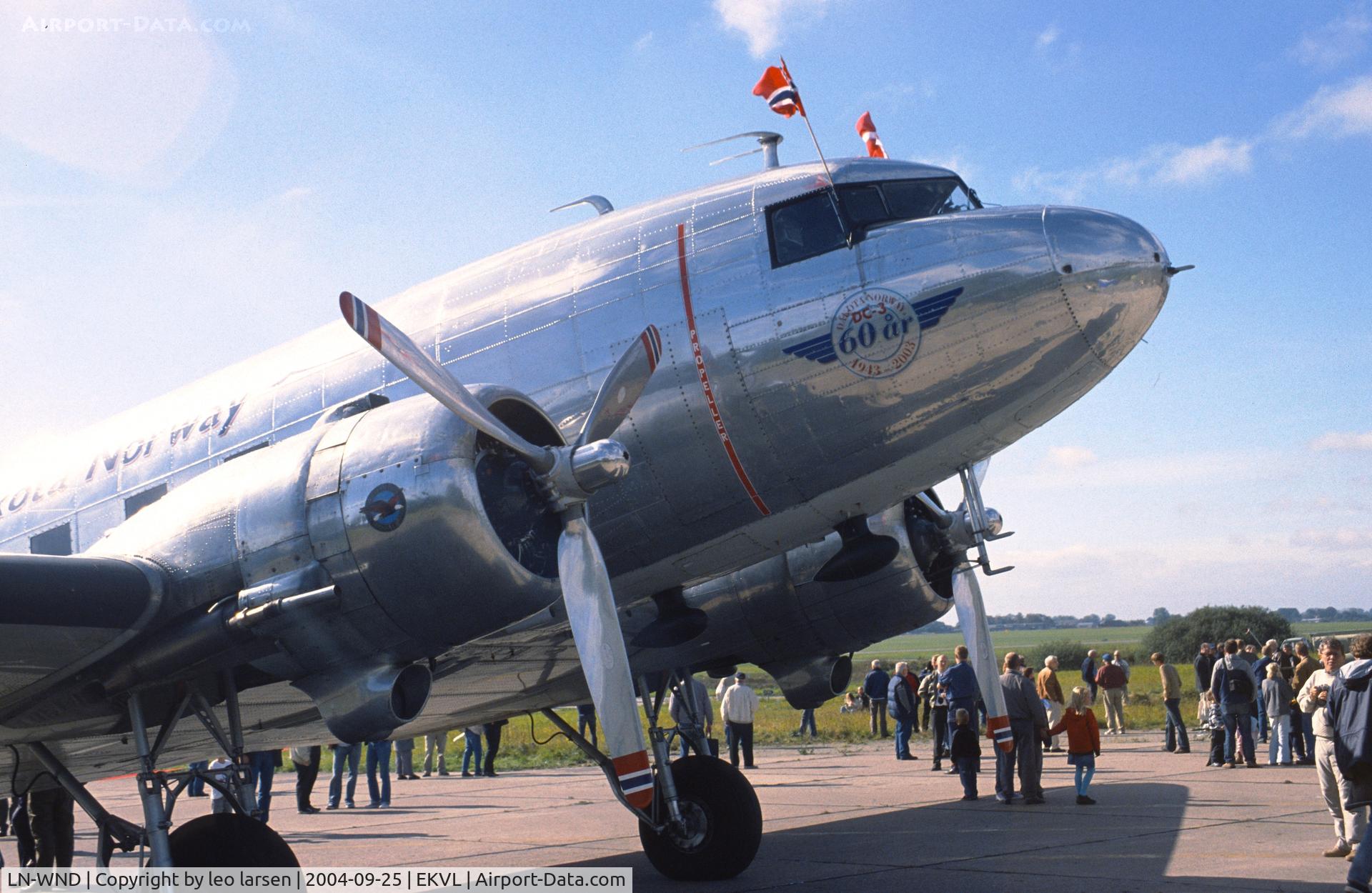 LN-WND, 1943 Douglas C-53D-DO Skytrooper (DC-3A) C/N 11750, Værløse 25.9.04