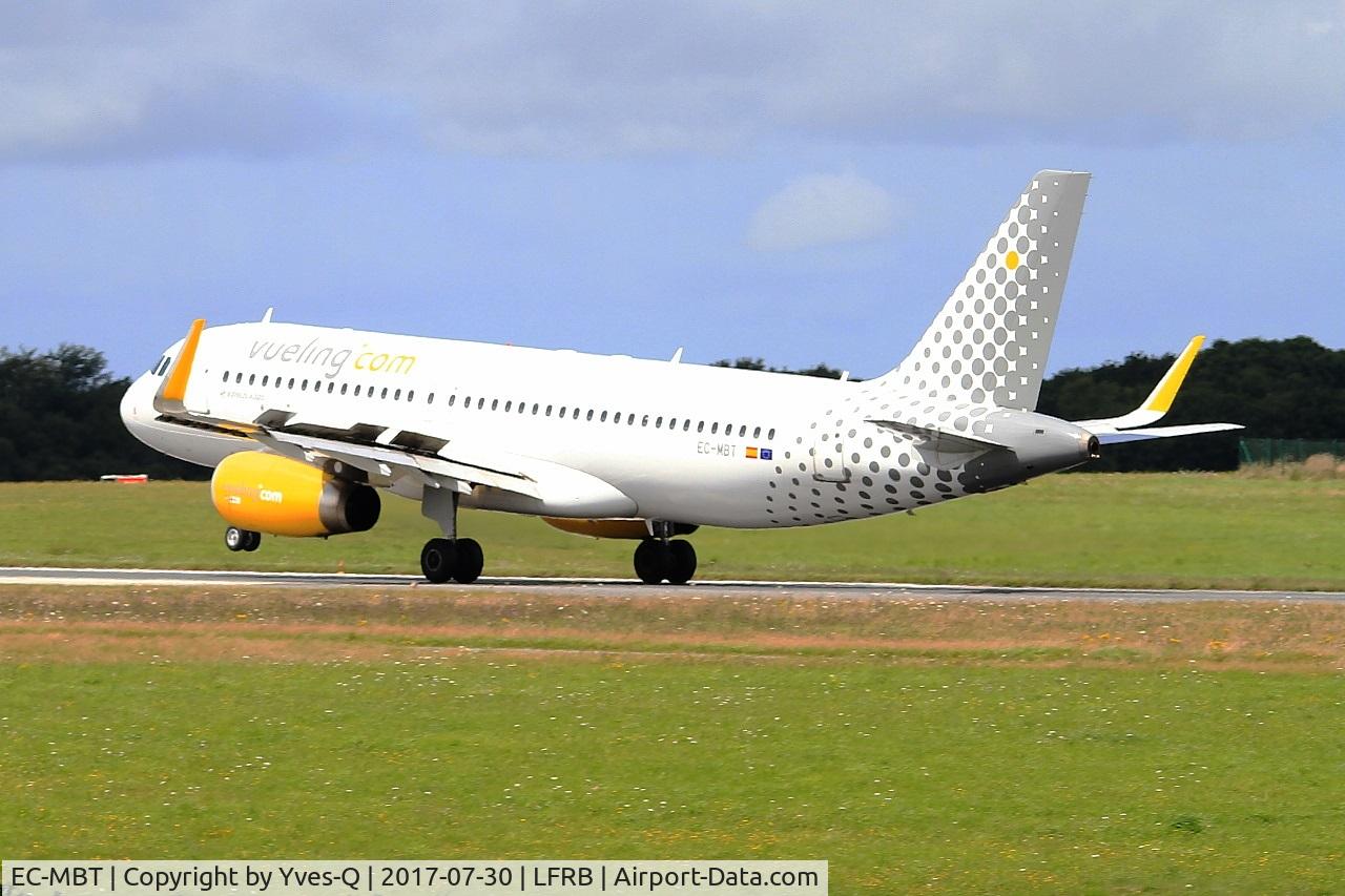 EC-MBT, 2014 Airbus A320-232 C/N 6128, Airbus A320-232, Landing rwy 25L, Brest-Bretagne airport (LFRB-BES)