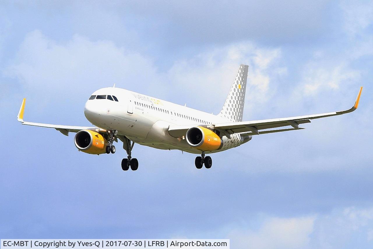 EC-MBT, 2014 Airbus A320-232 C/N 6128, Airbus A320-232, Short approach rwy 25L, Brest-Bretagne airport (LFRB-BES)