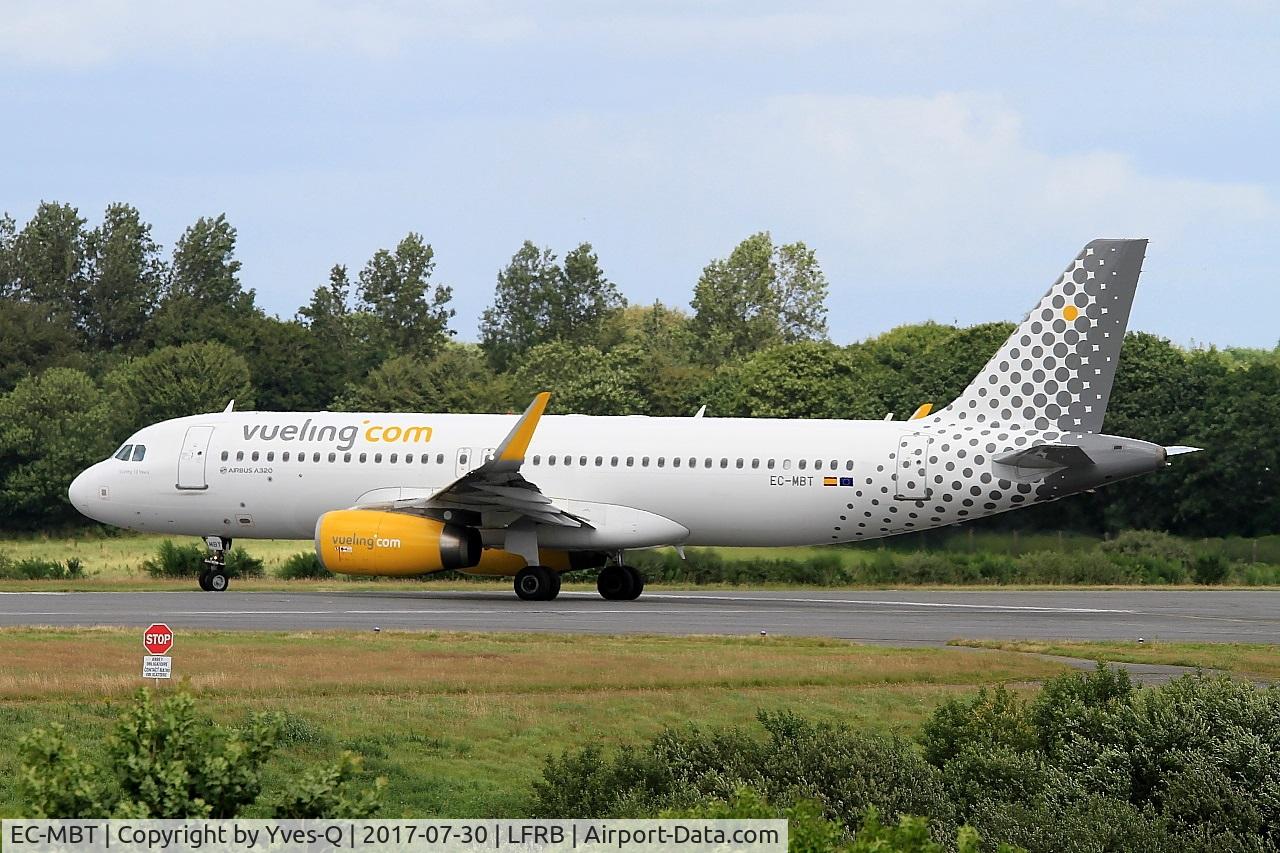 EC-MBT, 2014 Airbus A320-232 C/N 6128, Airbus A320-232, Lining up rwy 25L, Brest-Bretagne airport (LFRB-BES)