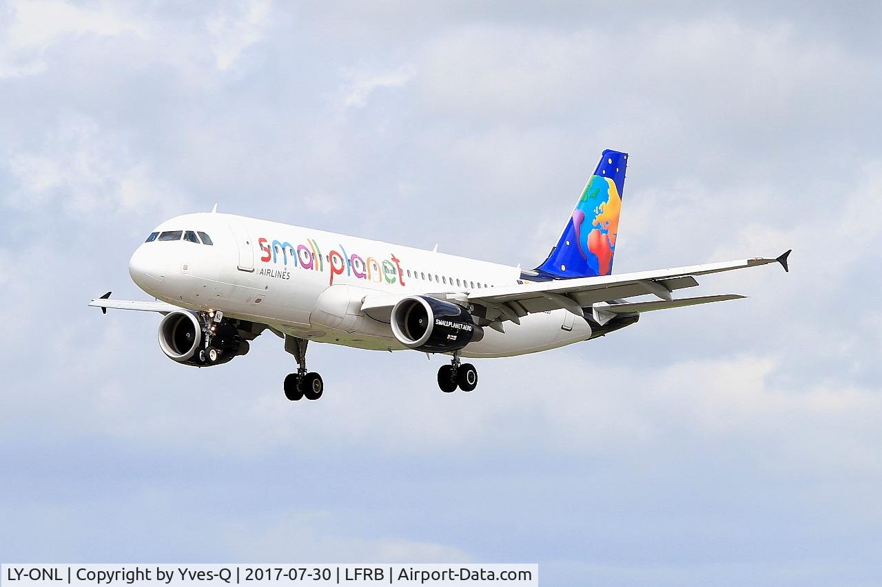 LY-ONL, 2010 Airbus A320-214 C/N 4489, Airbus A320-214, Short approach rwy 25L, Brest-Bretagne airport (LFRB-BES)
