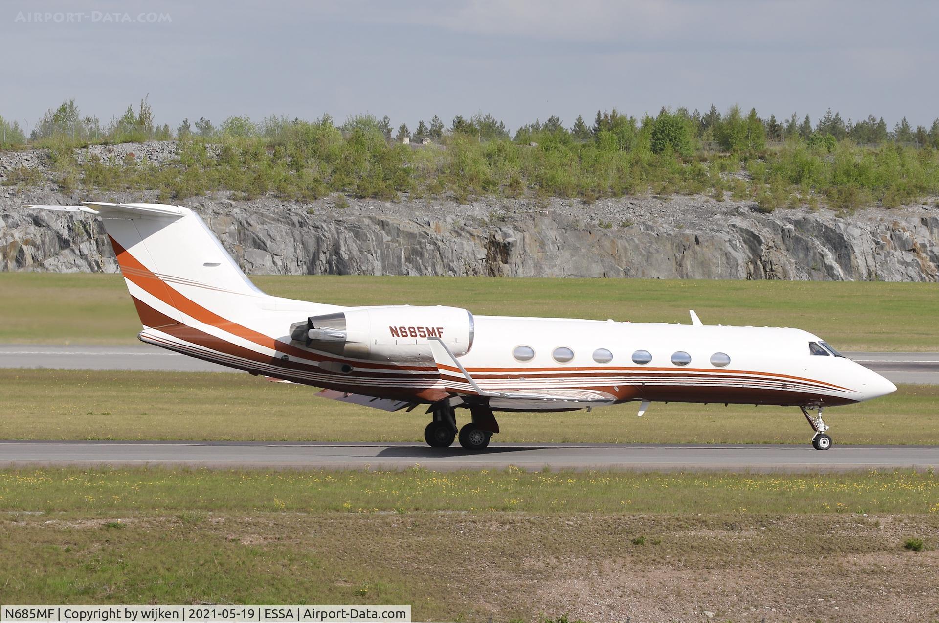 N685MF, 1988 Gulfstream Aerospace G-IV C/N 1056, Taxiway W