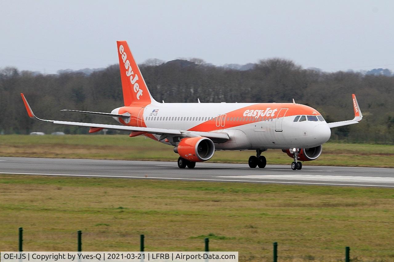 OE-IJS, 2016 Airbus A320-214 C/N 7410, Airbus A320-214, Take off run rwy 07R, Brest-Bretagne Airport (LFRB-BES)