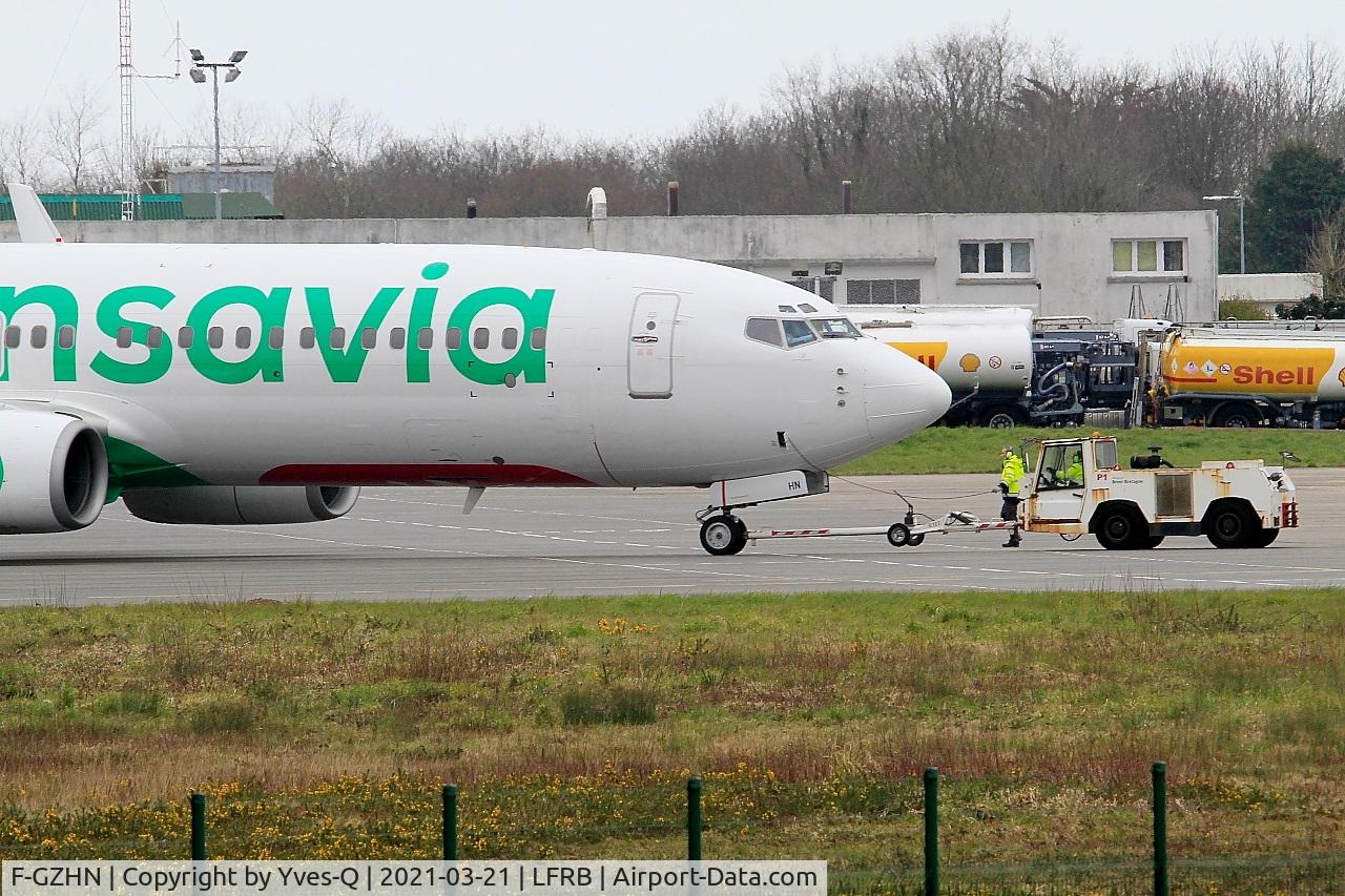 F-GZHN, 1999 Boeing 737-85H C/N 29445, Boeing 737-85H, Push back, Brest-Bretagne airport (LFRB-BES)