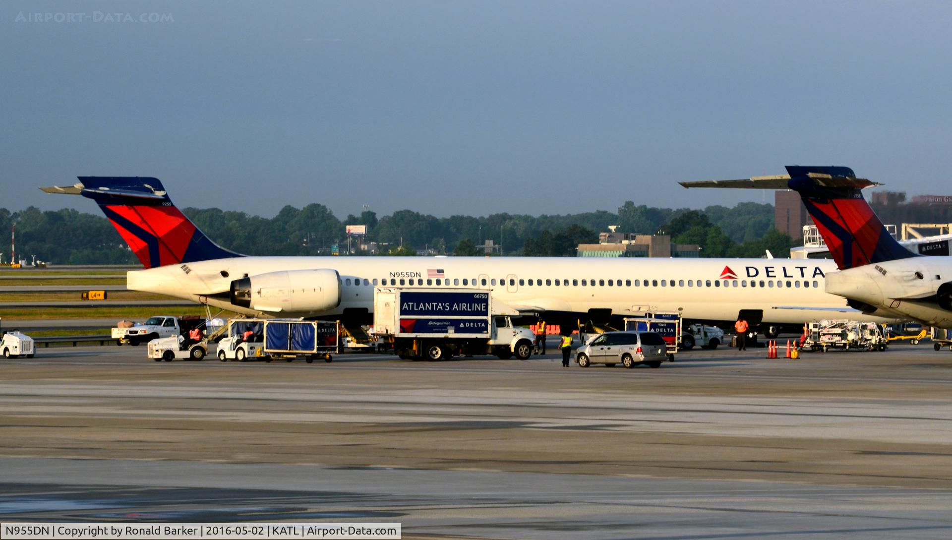 N955DN, McDonnell Douglas MD-90-30 C/N 53525, At the gate Atlanta