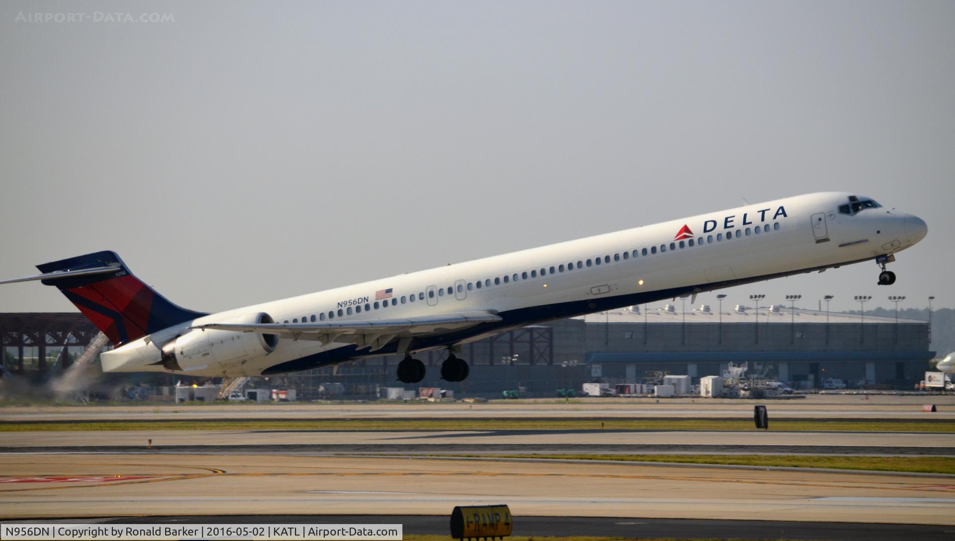 N956DN, McDonnell Douglas MD-90-30 C/N 53526, Liftoff Atlanta