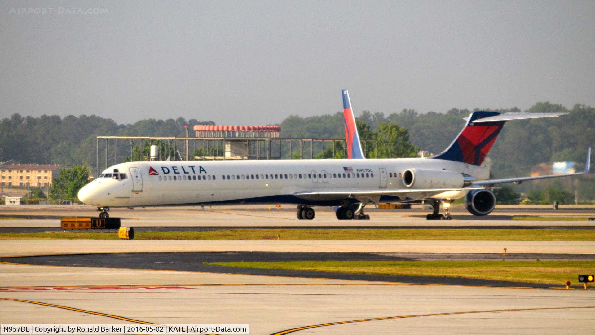 N957DL, 1990 McDonnell Douglas MD-88 C/N 49976, Taxi Atlanta