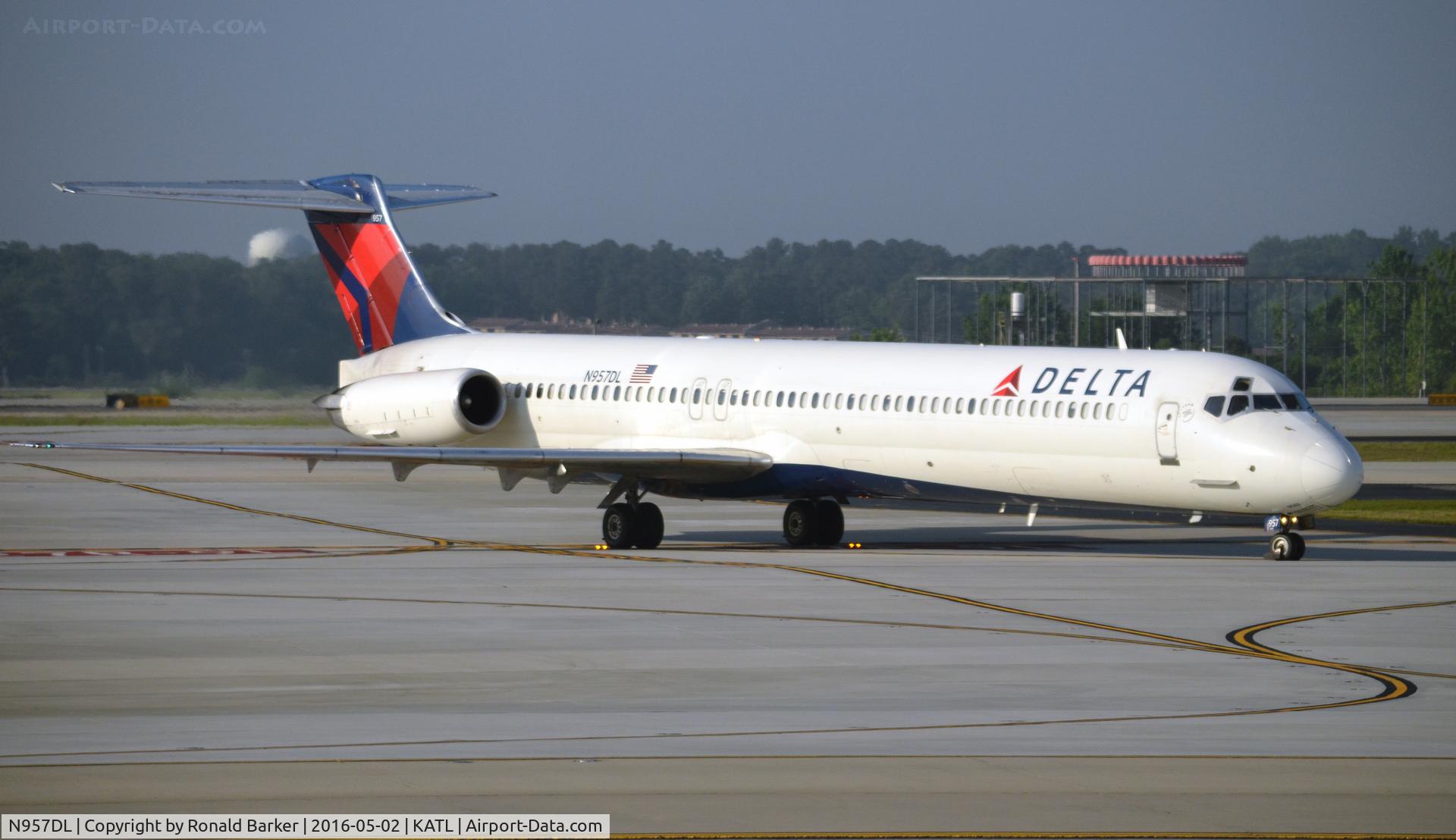 N957DL, 1990 McDonnell Douglas MD-88 C/N 49976, Taxi Atlanta