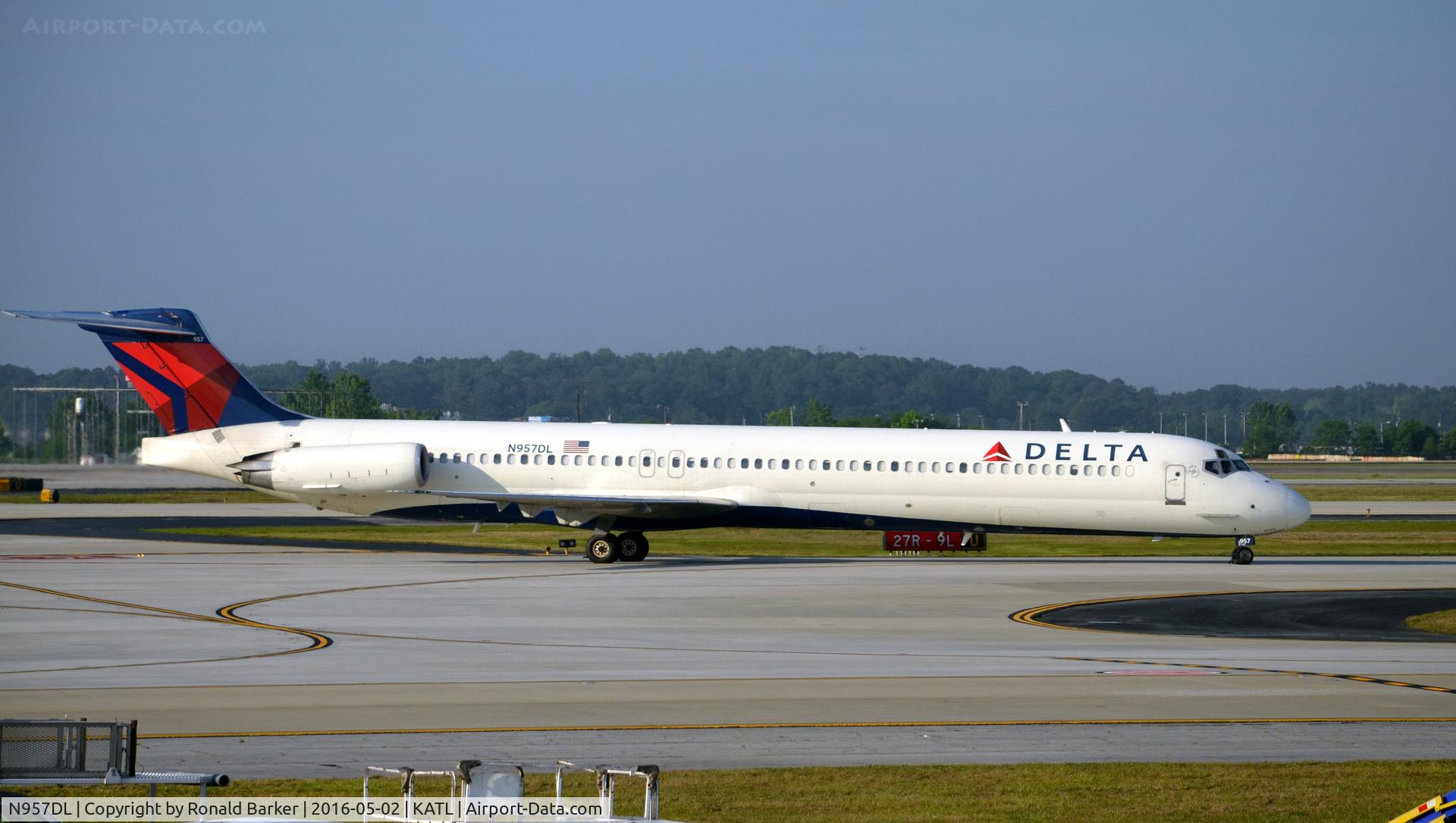 N957DL, 1990 McDonnell Douglas MD-88 C/N 49976, Taxi Atlanta