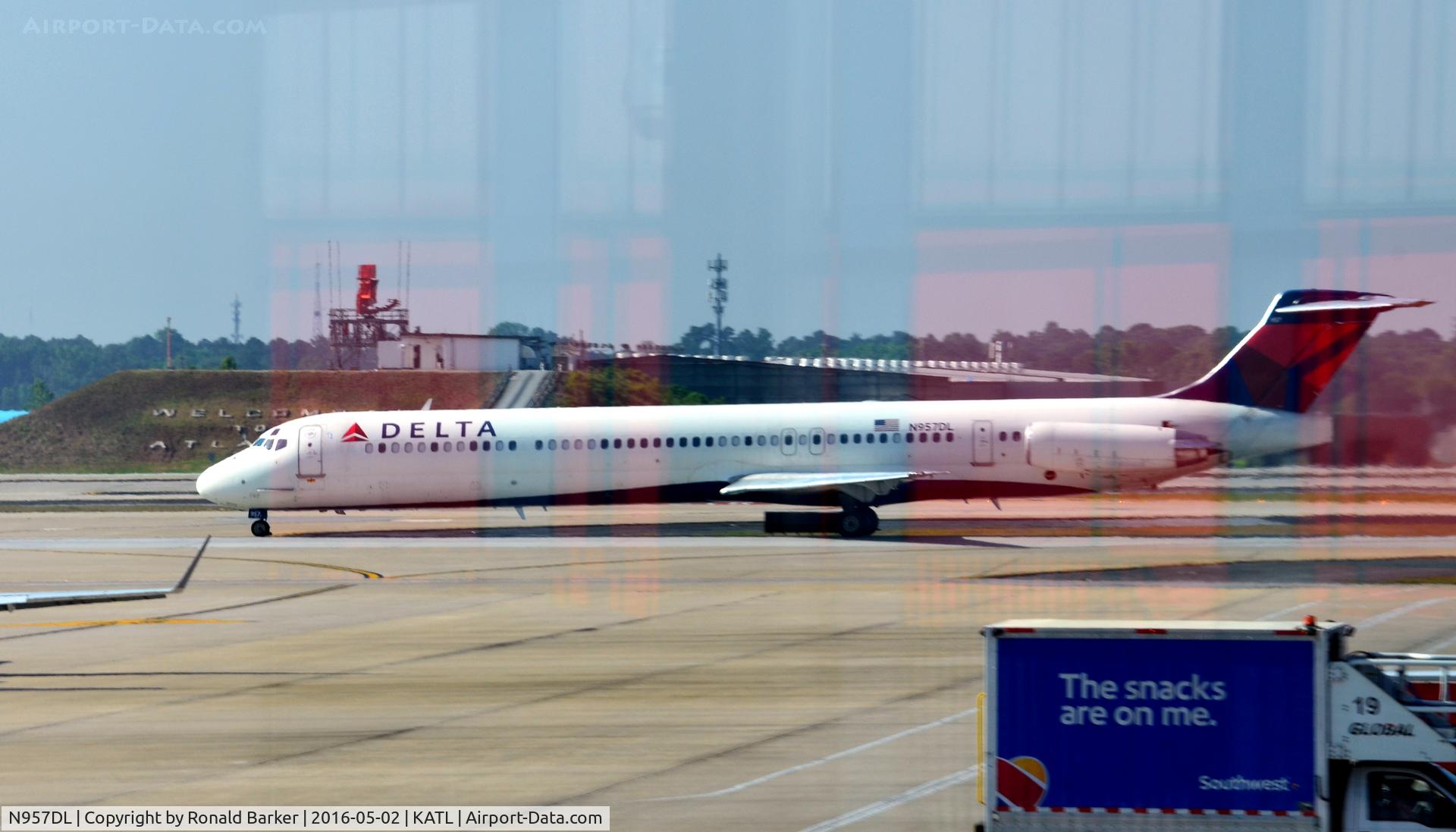 N957DL, 1990 McDonnell Douglas MD-88 C/N 49976, Taxi Atlanta