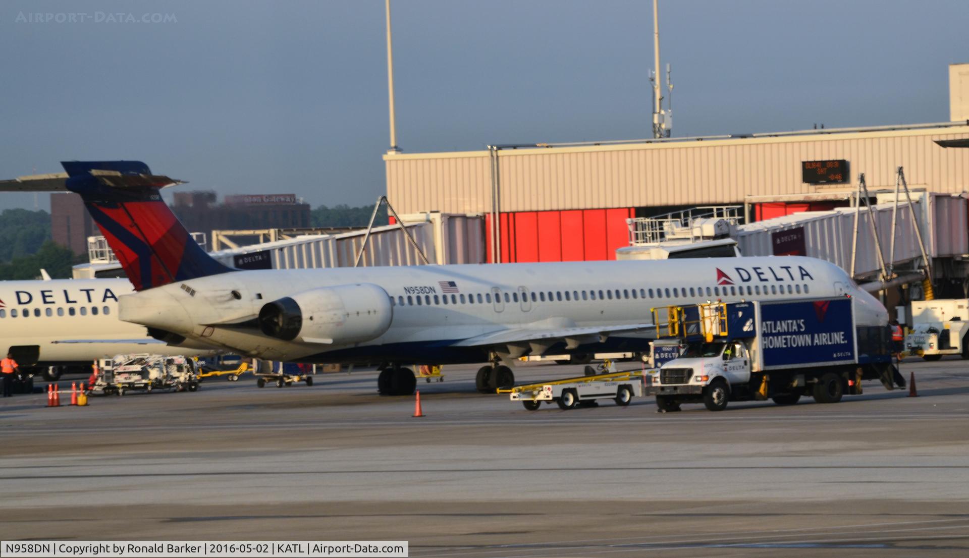 N958DN, McDonnell Douglas MD-90-30 C/N 53528, At the gate Atlanta