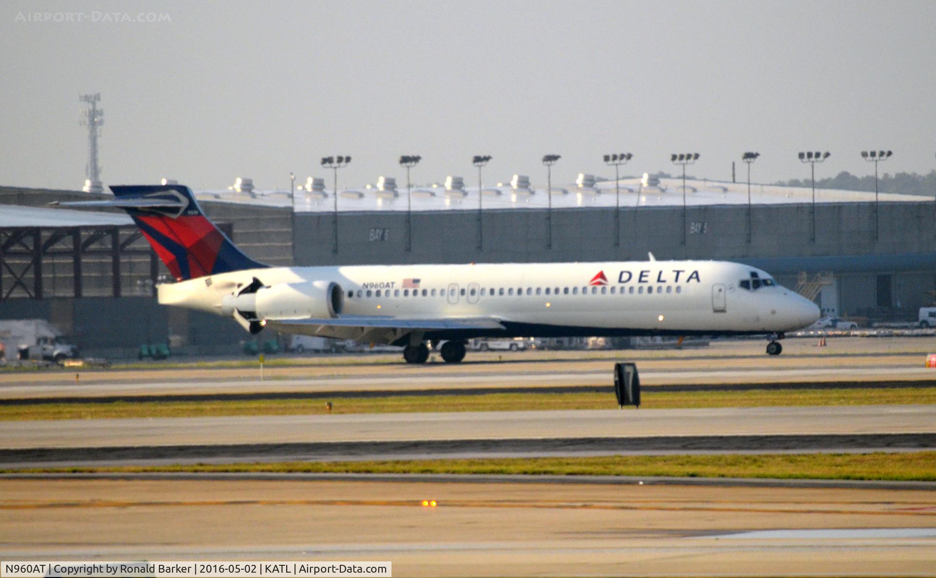 N960AT, 2001 Boeing 717-200 C/N 55022, Landing Atlanta
