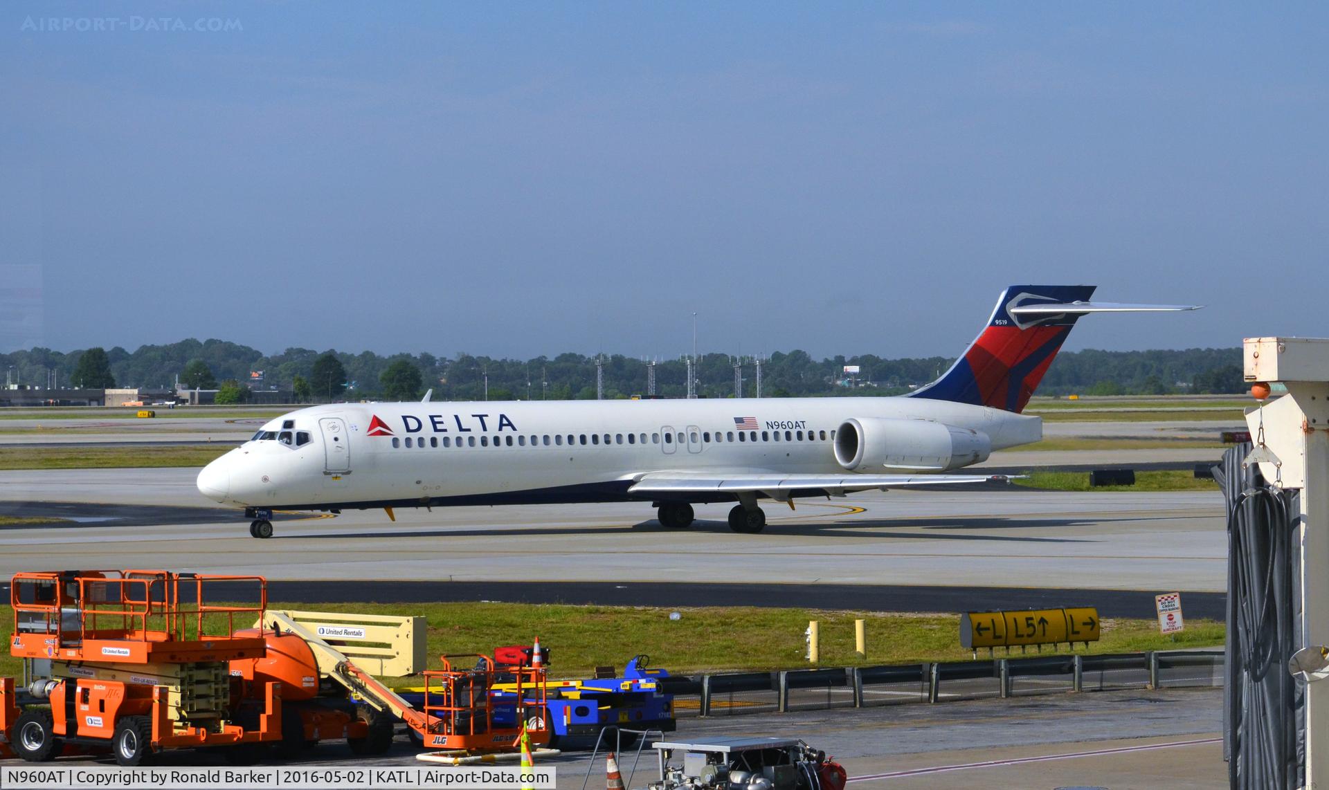 N960AT, 2001 Boeing 717-200 C/N 55022, Taxi Atlanta