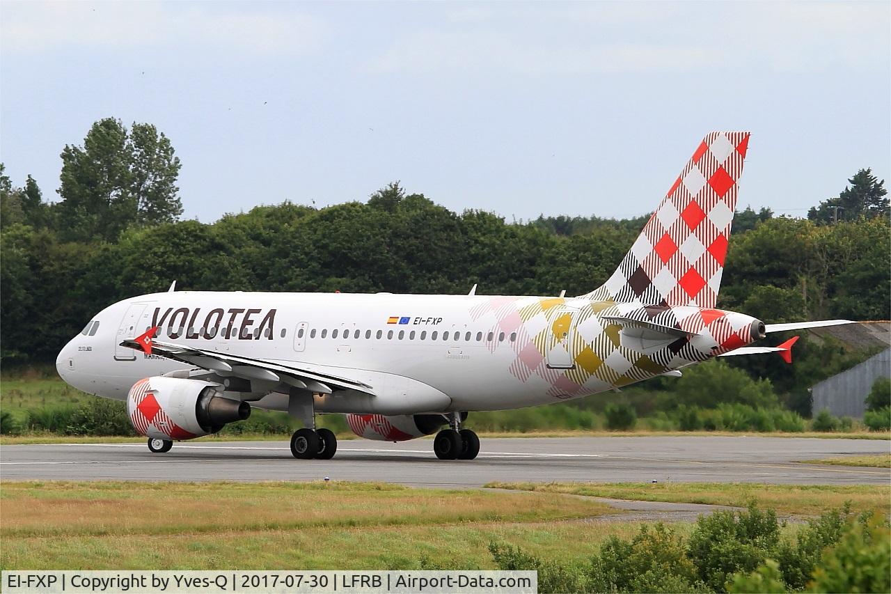 EI-FXP, 2004 Airbus A319-111 C/N 2258, Airbus A319-111, Lining up rwy 25L, Brest-Bretagne airport (LFRB-BES)