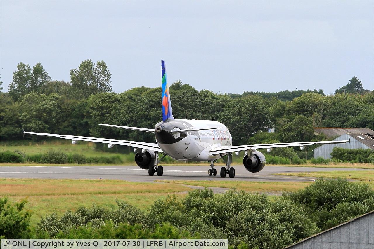 LY-ONL, 2010 Airbus A320-214 C/N 4489, Airbus A320-214, Lining up rwy 25L, Brest-Bretagne airport (LFRB-BES)
