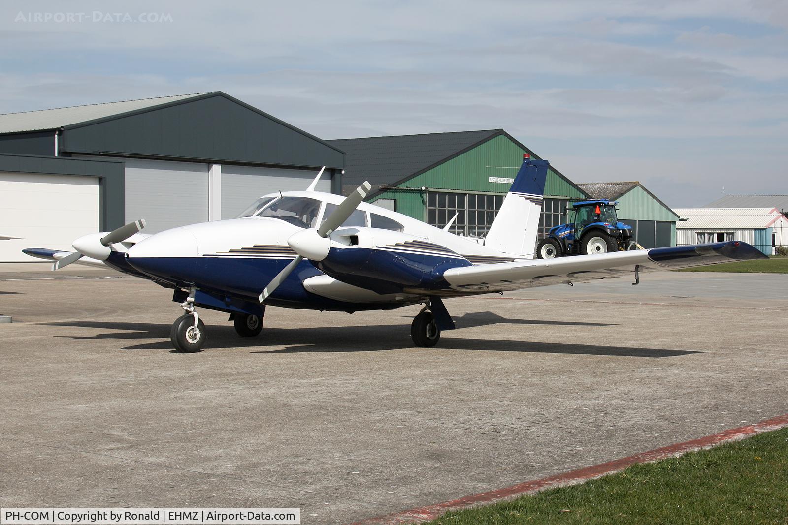 PH-COM, 1964 Piper PA-30-160 Twin Comanche Twin Comanche C/N 30-279, at ehmz