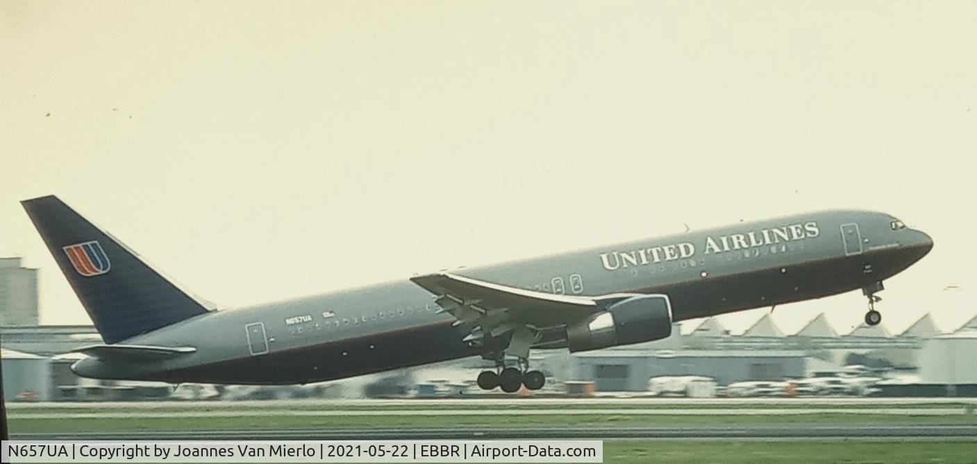 N657UA, 1993 Boeing 767-322 C/N 27112, scan from slide