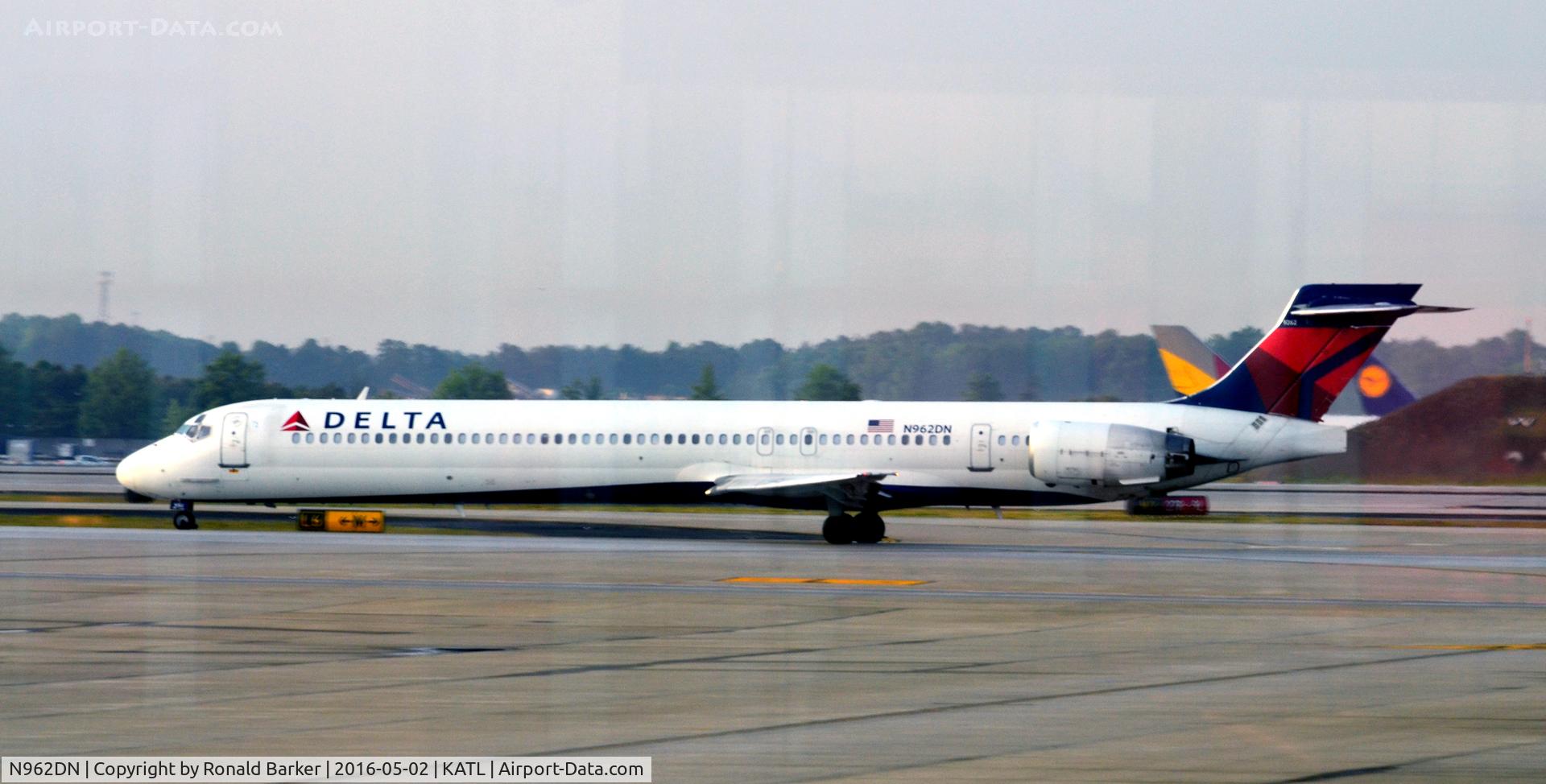 N962DN, McDonnell Douglas MD-90-30 C/N 53532, Taxi Atlanta