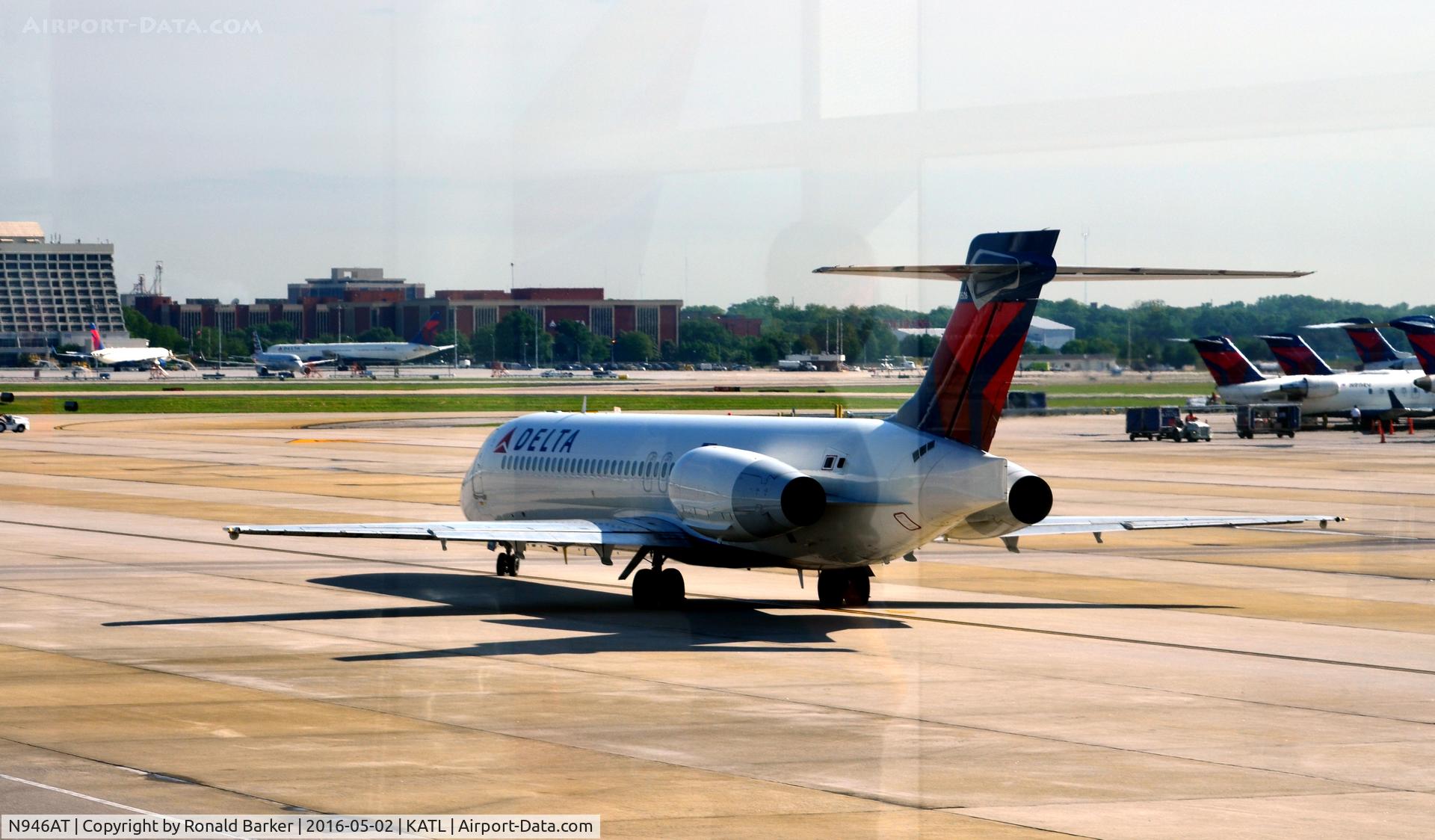 N946AT, 1999 Boeing 717-200 C/N 55009, Taxi to takeoff Atlanta