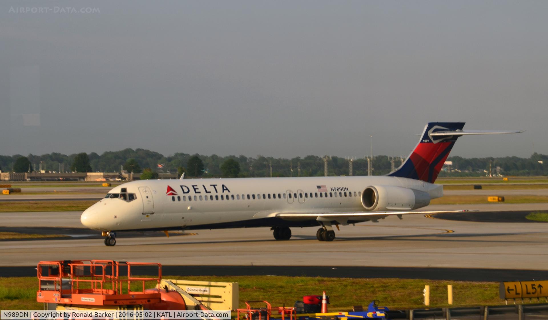 N989DN, 2001 Boeing 717-200 C/N 55067, Taxi to gate Atlanta