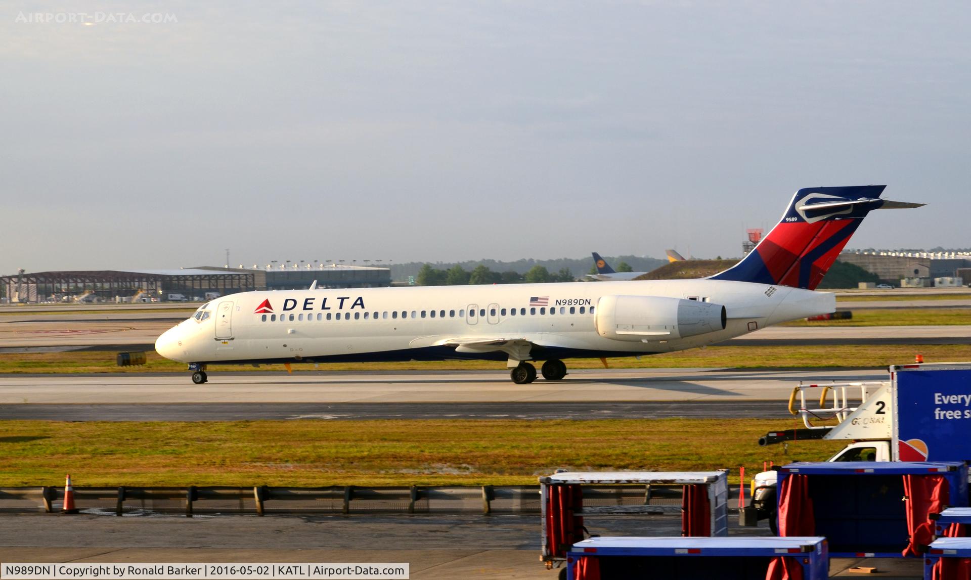 N989DN, 2001 Boeing 717-200 C/N 55067, Taxi to gate Atlanta