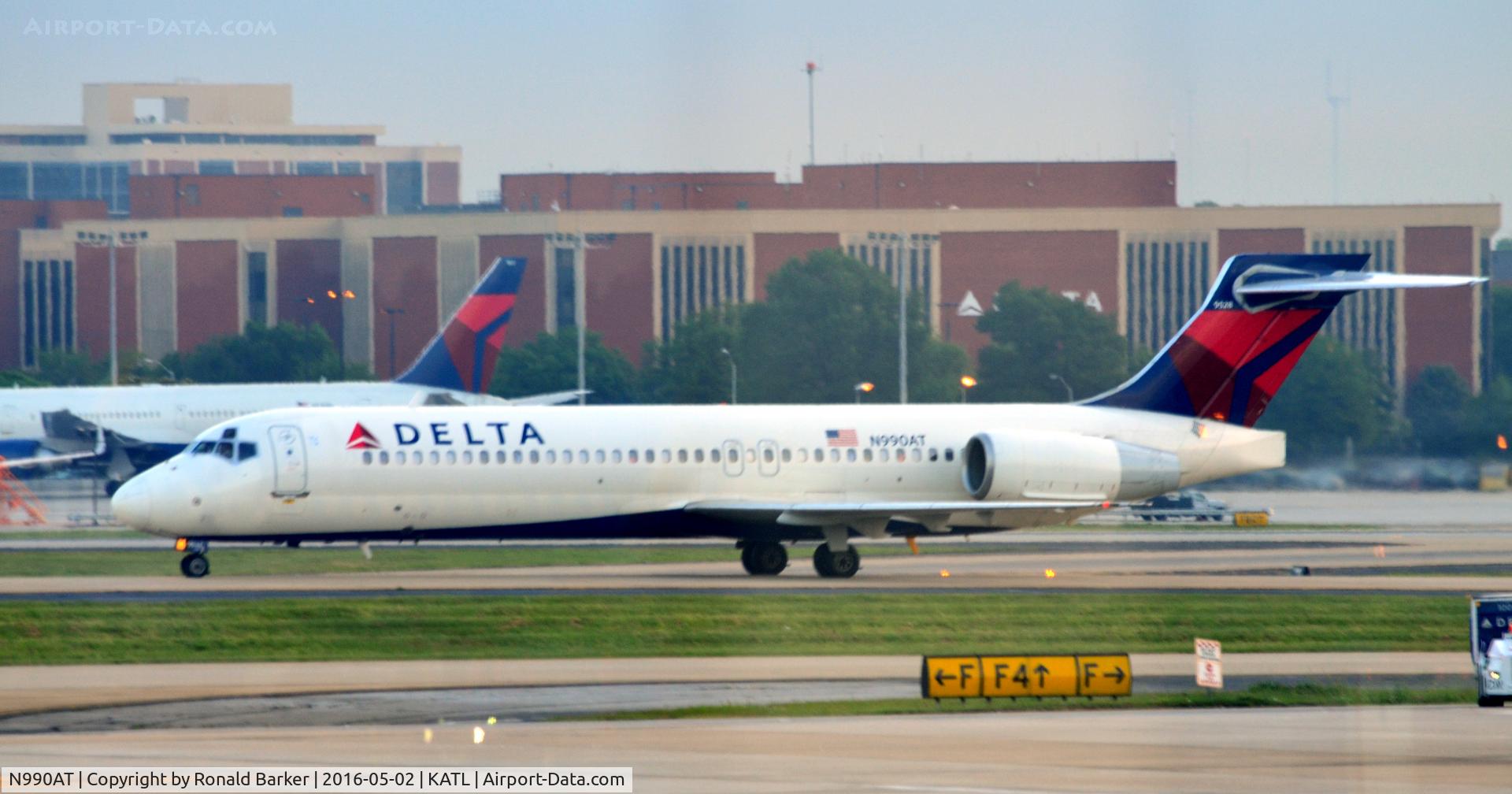 N990AT, 2001 Boeing 717-200 C/N 55134, Taxi Atlanta