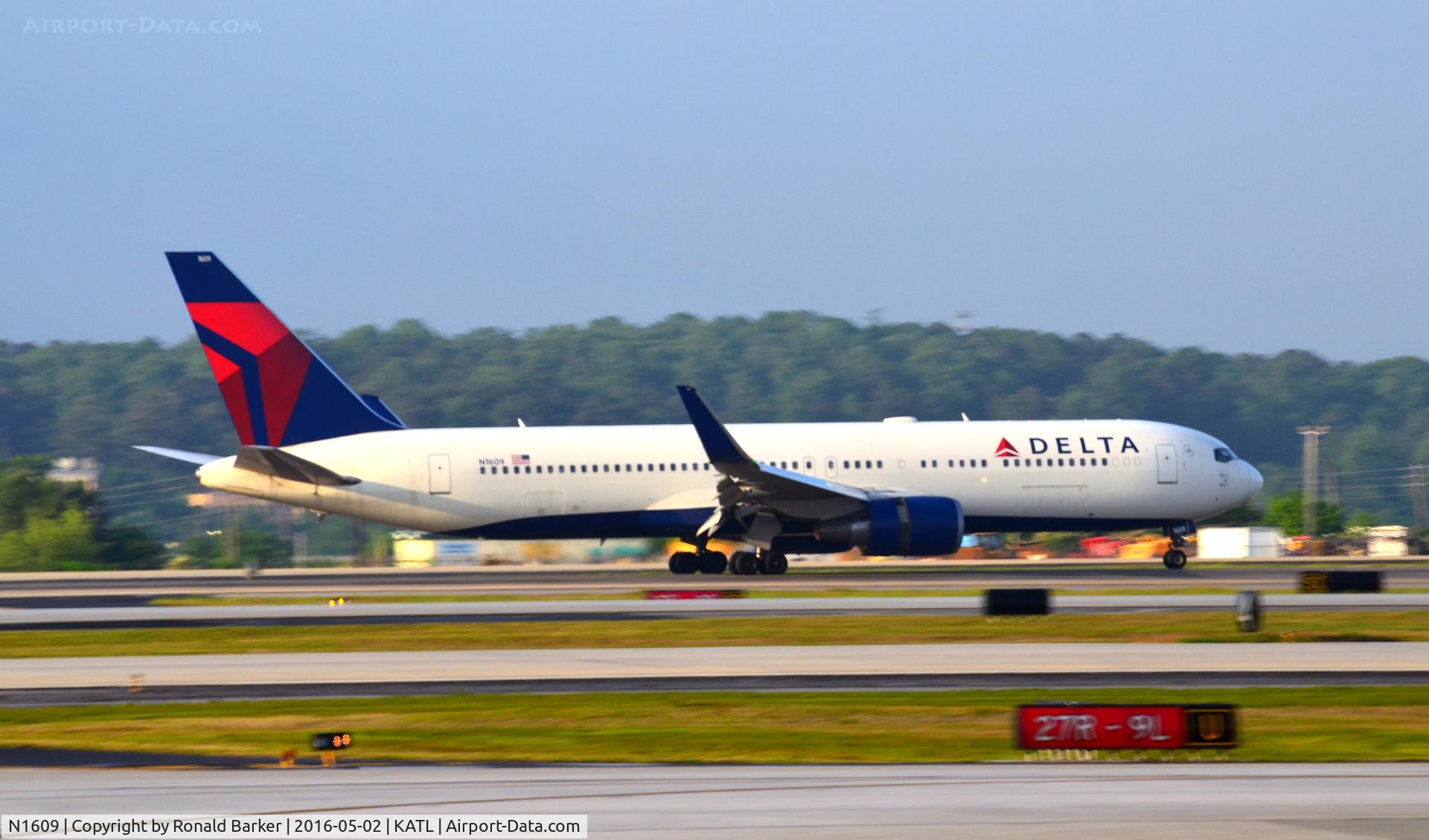 N1609, 2000 Boeing 767-332 C/N 30574, Landing Atlanta