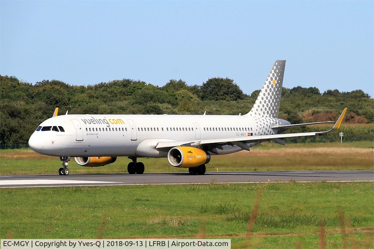 EC-MGY, 2015 Airbus A321-231 C/N 6638, Airbus A321-231, Taxiing rwy 07R, Brest-Guipavas Airport (LFRB-BES)