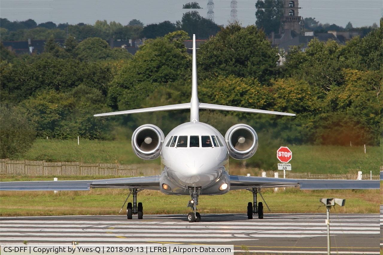 CS-DFF, 2004 Dassault Falcon 2000EX C/N 41, Dassault Falcon 2000EX, Lining up rwy 07R, Brest-Bretagne airport (LFRB-BES)