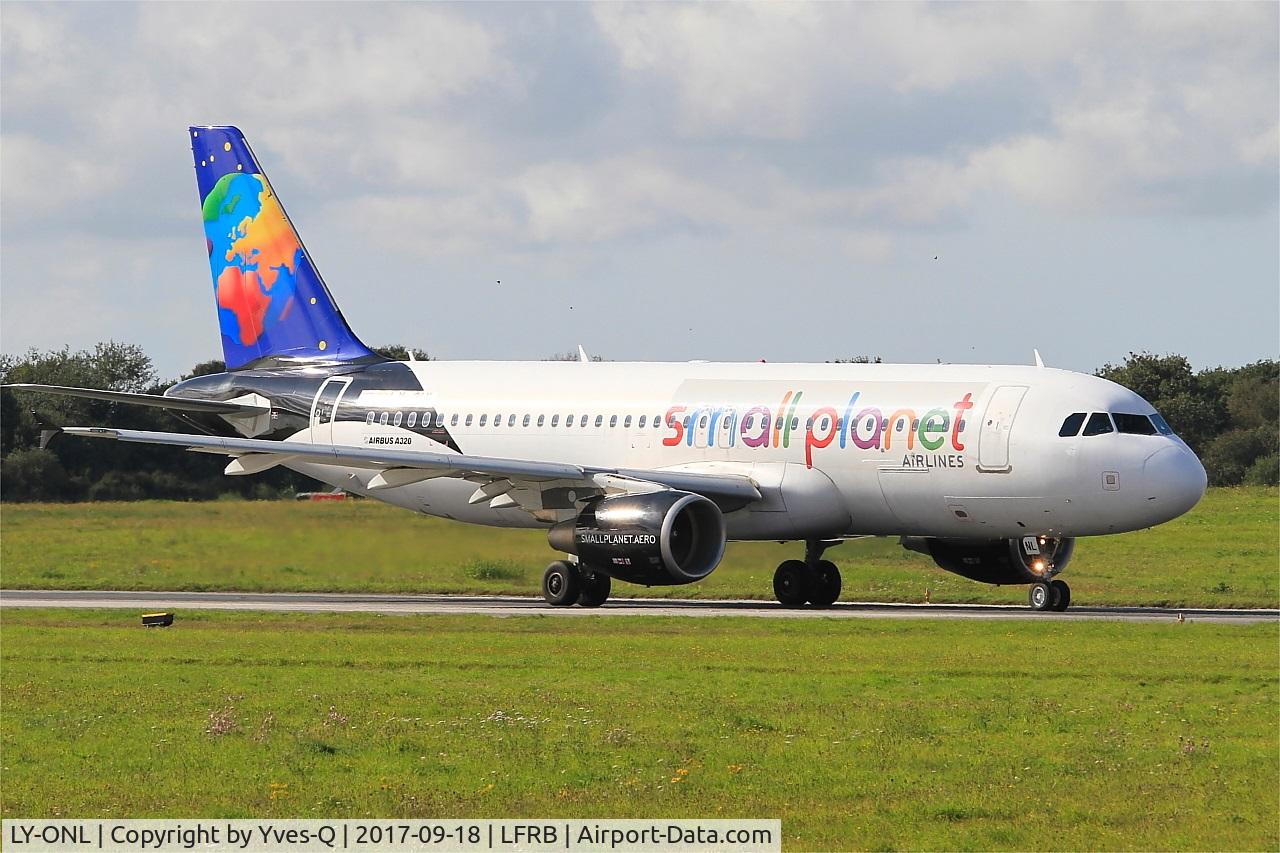 LY-ONL, 2010 Airbus A320-214 C/N 4489, Airbus A320-214, Taxiing rwy 25L, Brest-Bretagne airport (LFRB-BES)