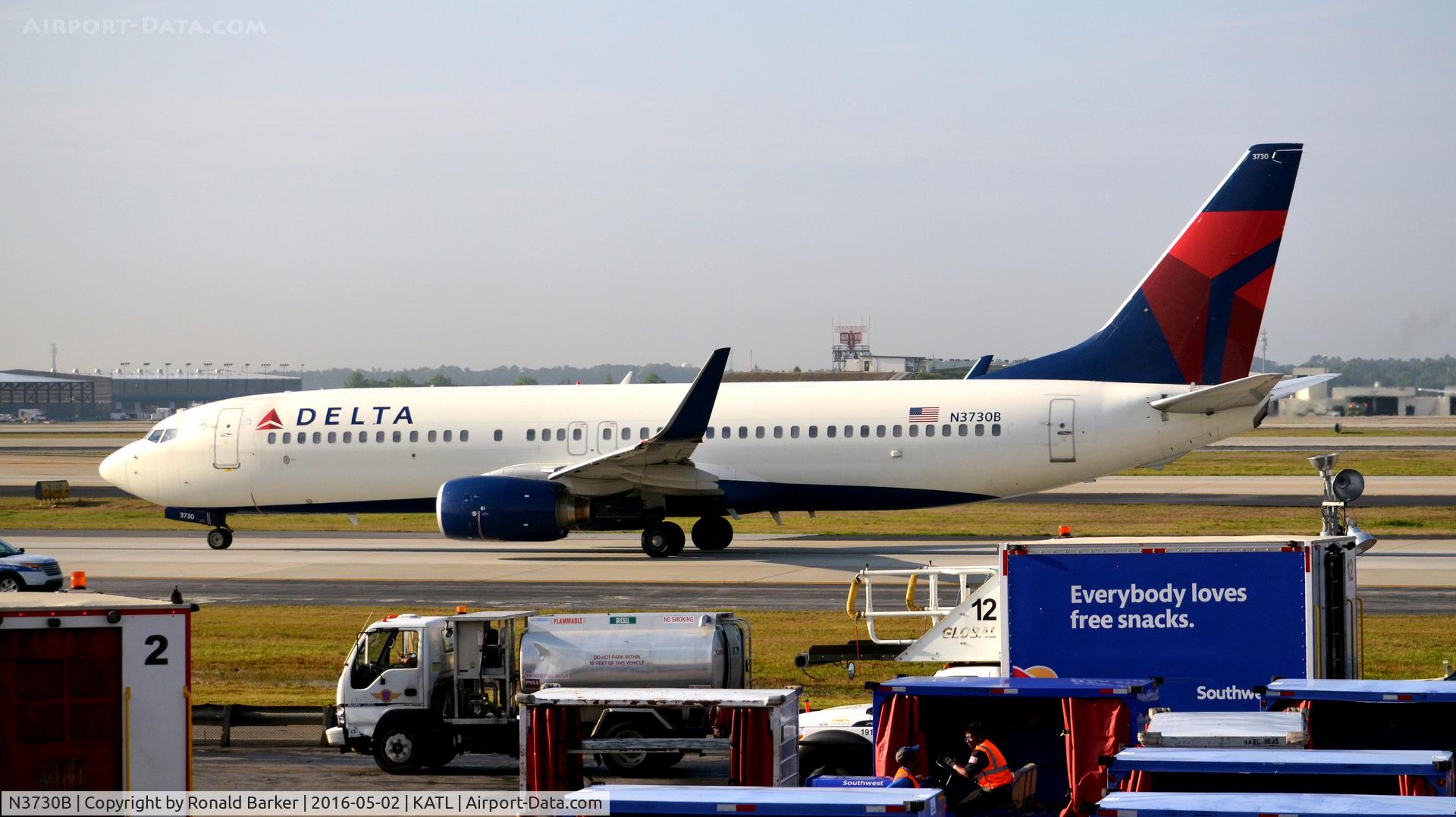 N3730B, 2000 Boeing 737-832 C/N 30538, Taxi Atlanta