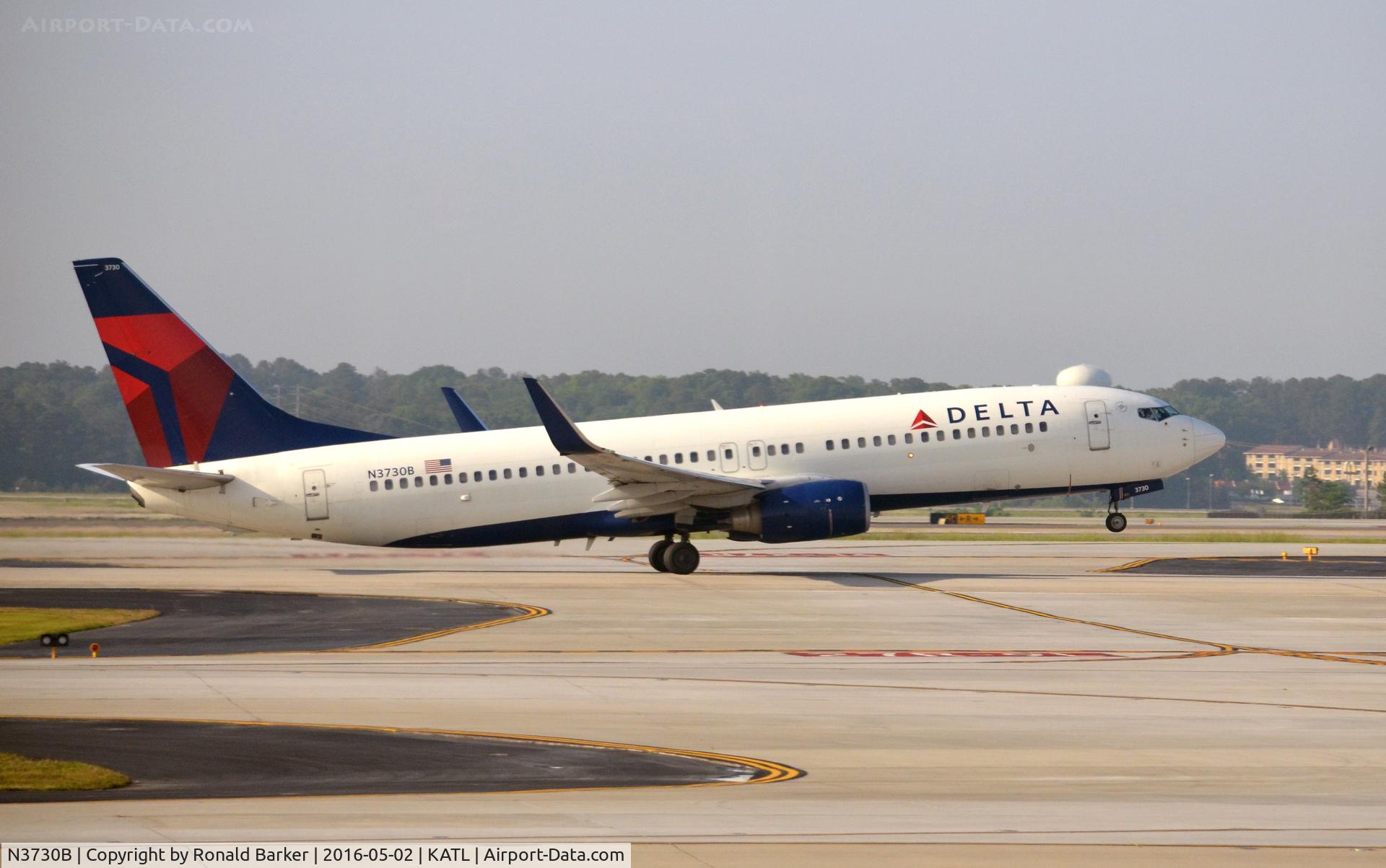 N3730B, 2000 Boeing 737-832 C/N 30538, Nose wheel liftoff Atlanta