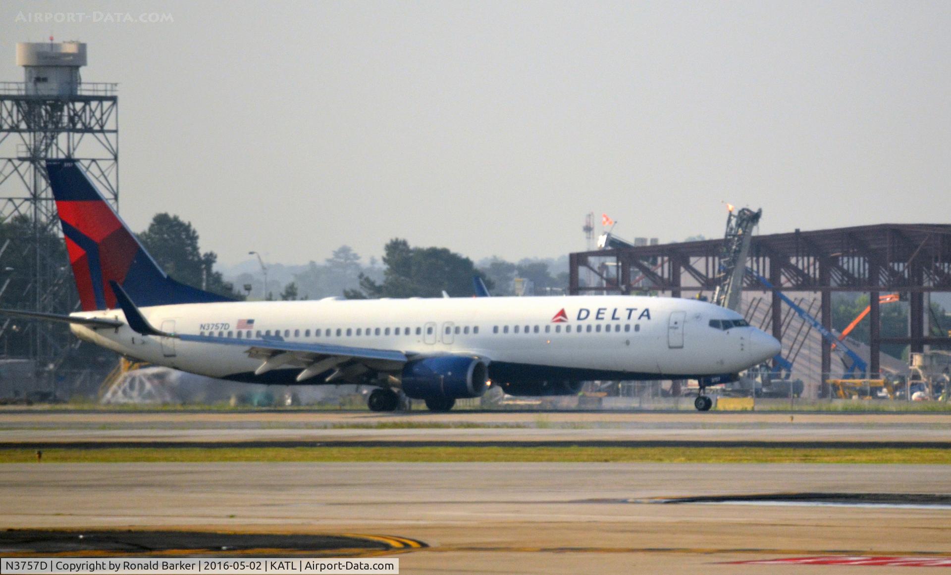 N3757D, 2001 Boeing 737-832 C/N 30813, Landing Atlanta