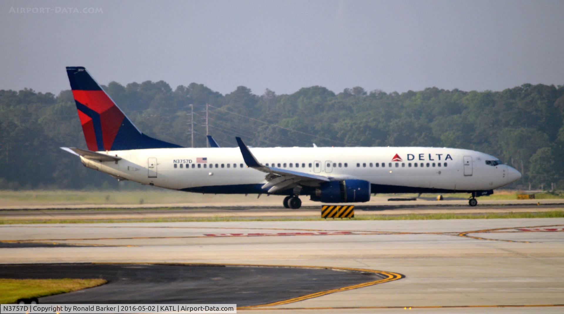 N3757D, 2001 Boeing 737-832 C/N 30813, Landing roll Altanta