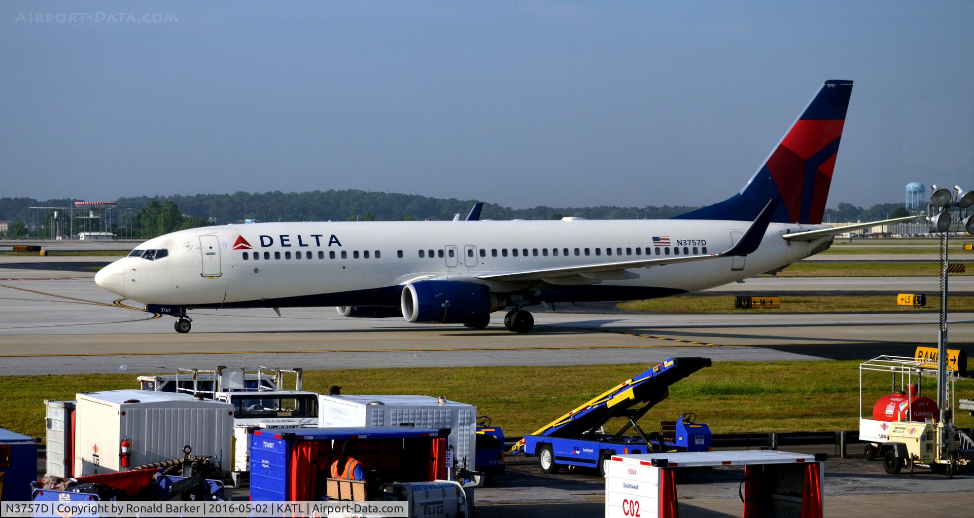 N3757D, 2001 Boeing 737-832 C/N 30813, Taxi to gate Atlanta