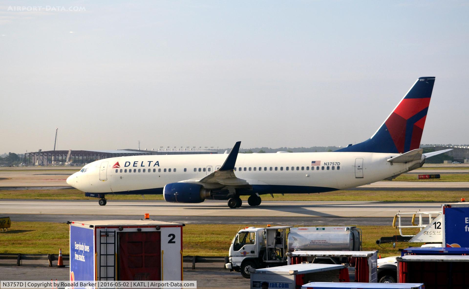 N3757D, 2001 Boeing 737-832 C/N 30813, Taxi to gate Atlanta