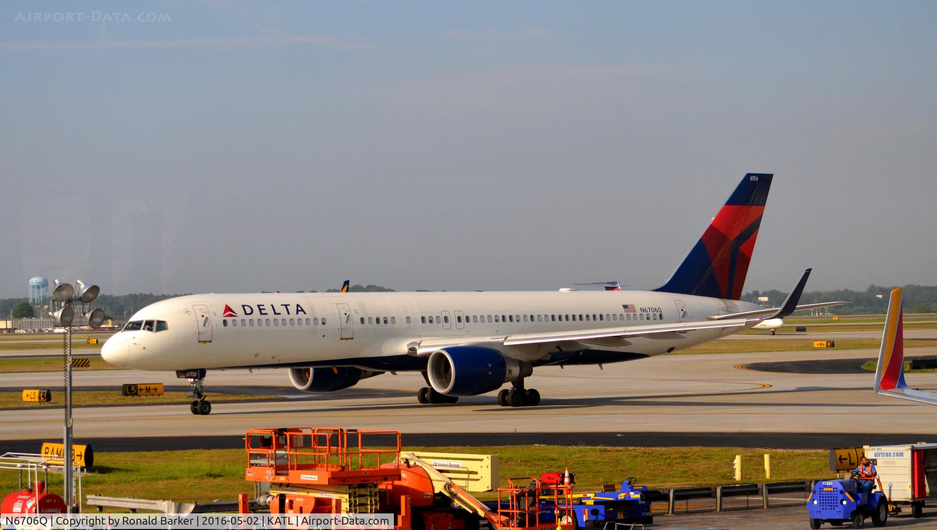 N6706Q, 2000 Boeing 757-232 C/N 30422, Taxi to takeoff Atlanta