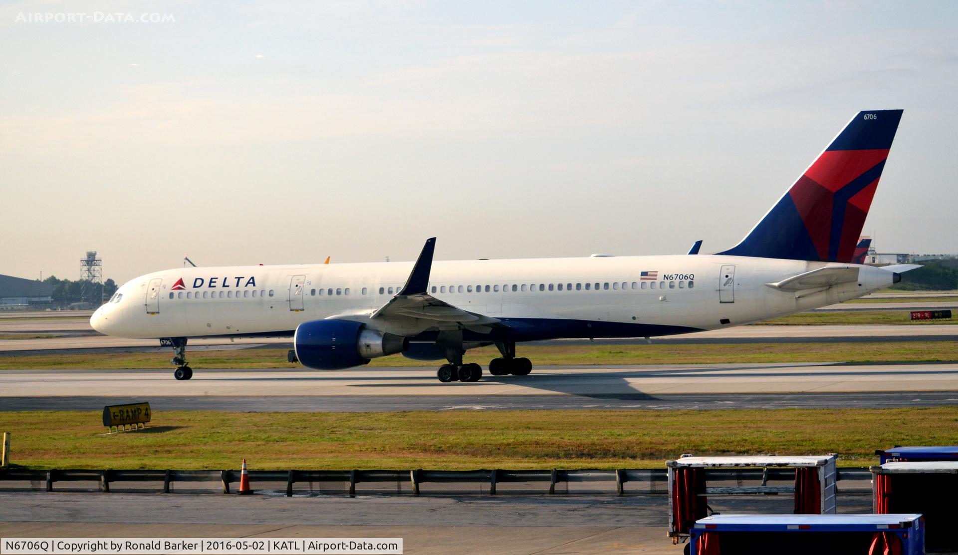 N6706Q, 2000 Boeing 757-232 C/N 30422, Taxi to takeoff Atlanta