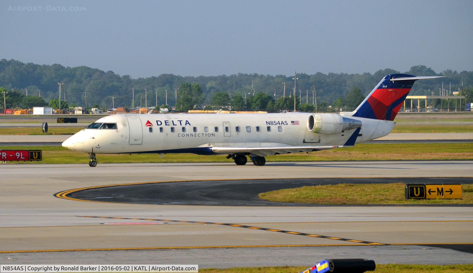 N854AS, 2000 Bombardier CRJ-200ER (CL-600-2B19) C/N 7382, Taxi to gate Atlanta