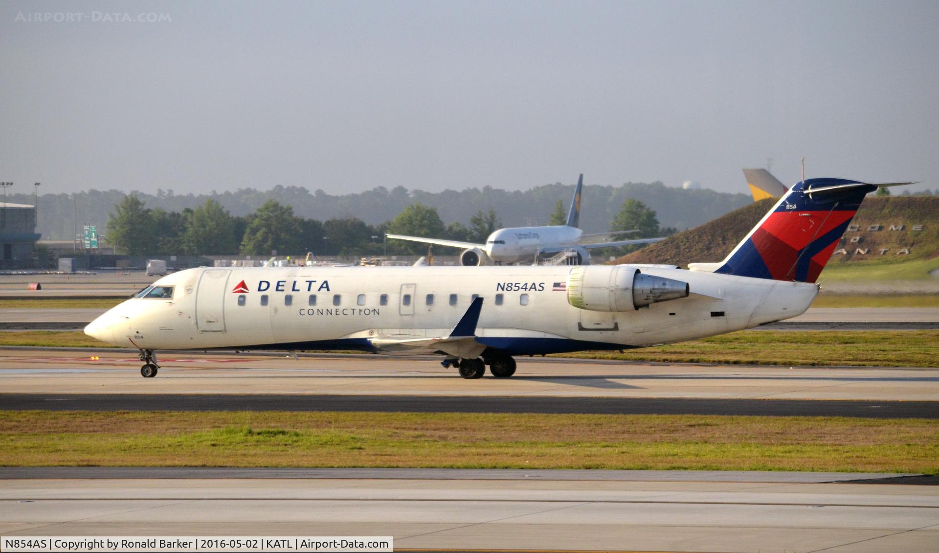 N854AS, 2000 Bombardier CRJ-200ER (CL-600-2B19) C/N 7382, Taxi to gate Atlanta