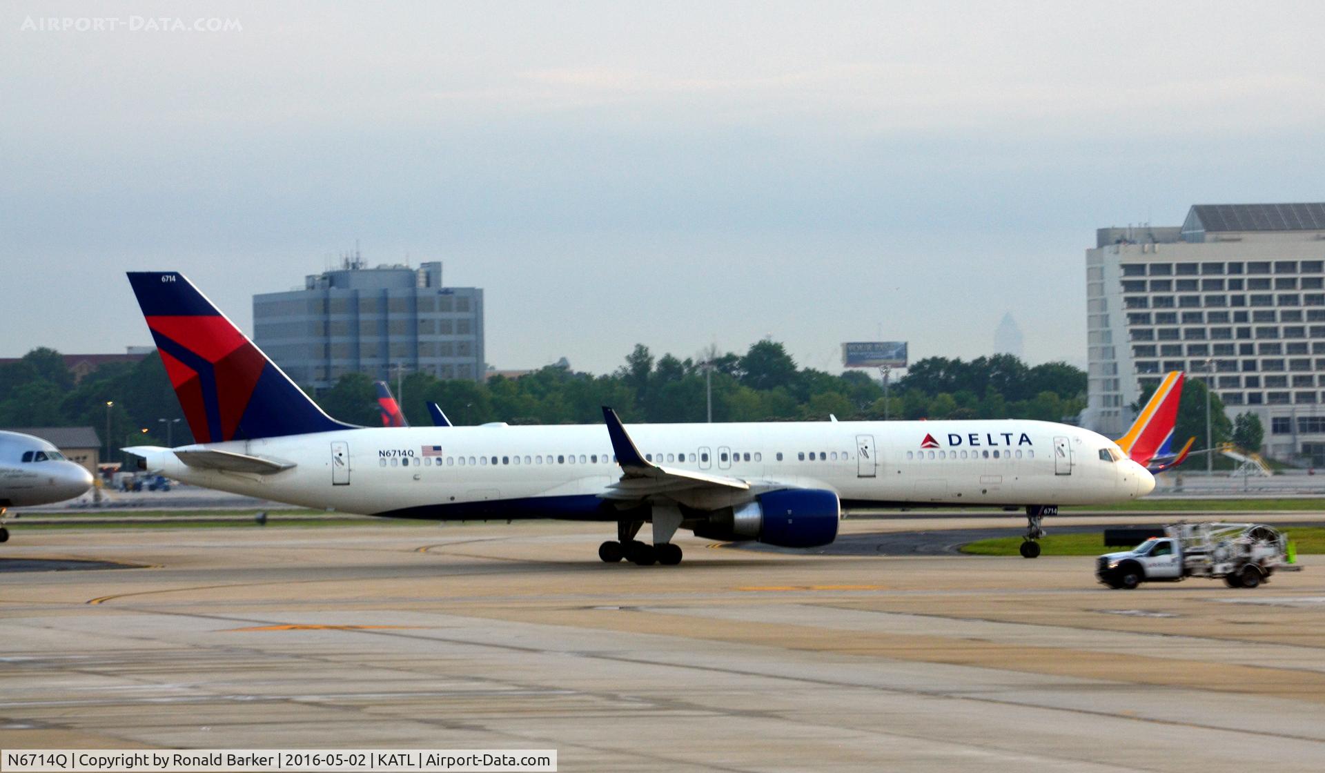 N6714Q, 2000 Boeing 757-232 C/N 30485, Taxi Atlanta