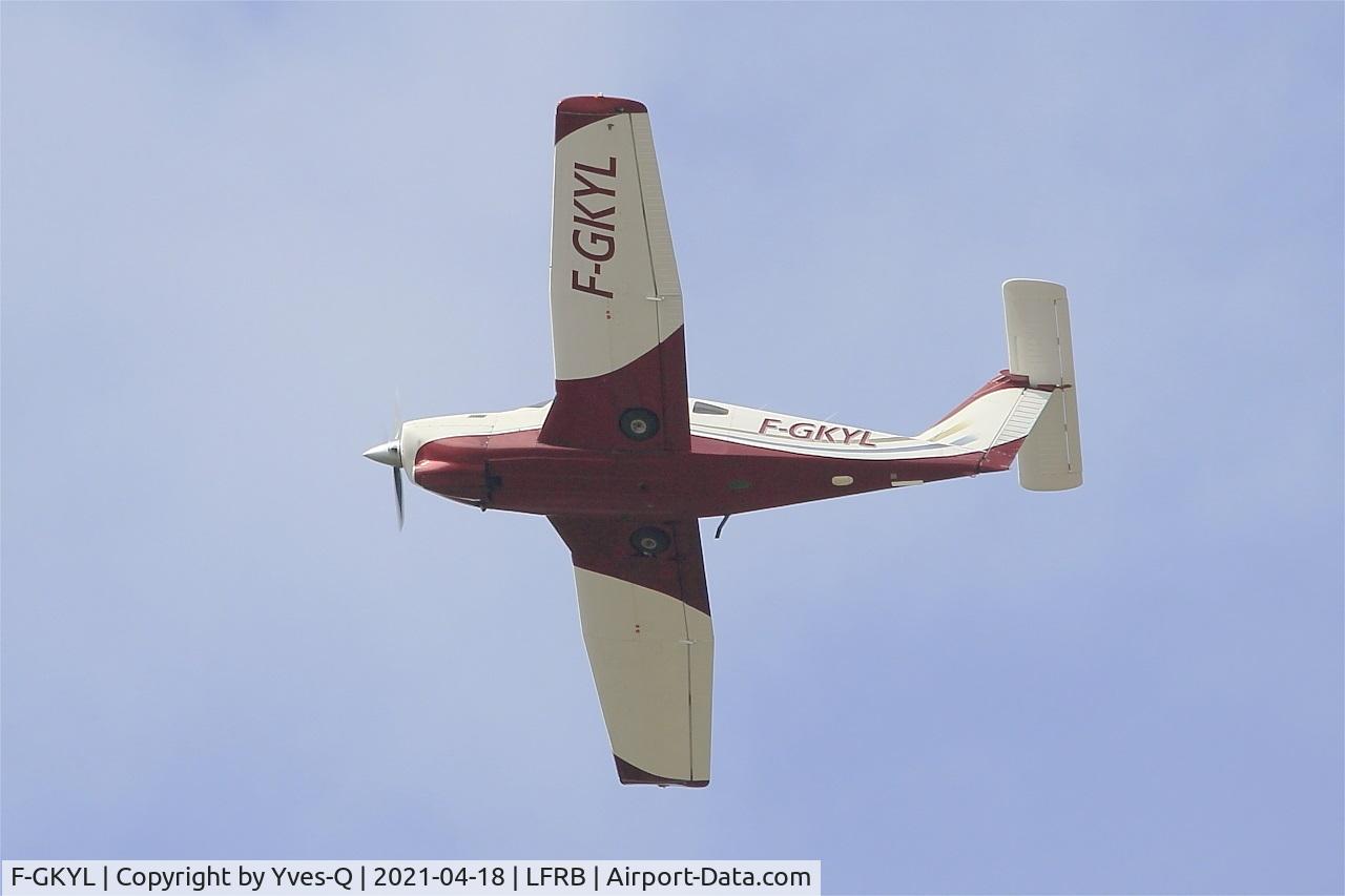 F-GKYL, Piper PA-28RT-201T Turbo Arrow IV C/N 28R7931288, Piper PA-28RT-201T Turbo Arrow IV, Take off rwy 25L, Brest-Bretagne airport (LFRB-BES)