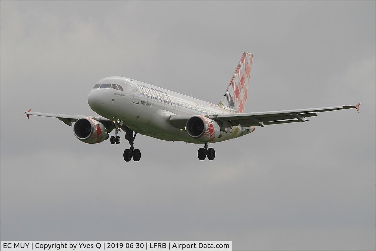 EC-MUY, 2003 Airbus A319-111 C/N 2050, Airbus A319-111, Short approach rwy 25L, Brest-Bretagne airport (LFRB-BES)