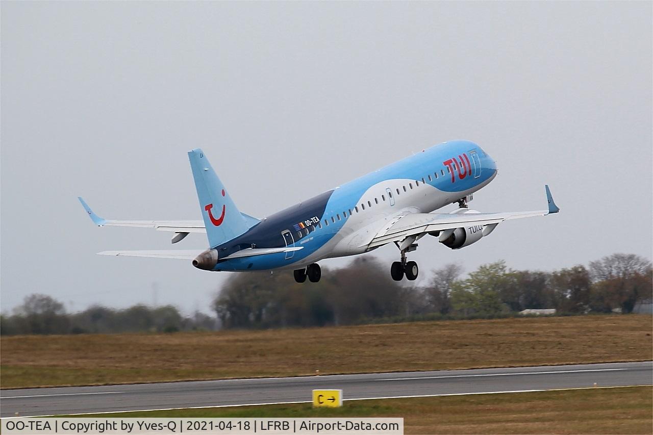 OO-TEA, 2014 Embraer 190LR (ERJ-190-100LR) C/N 19000665, Embraer 190LR, Take off rwy 07R, Brest-Bretagne airport (LFRB-BES)