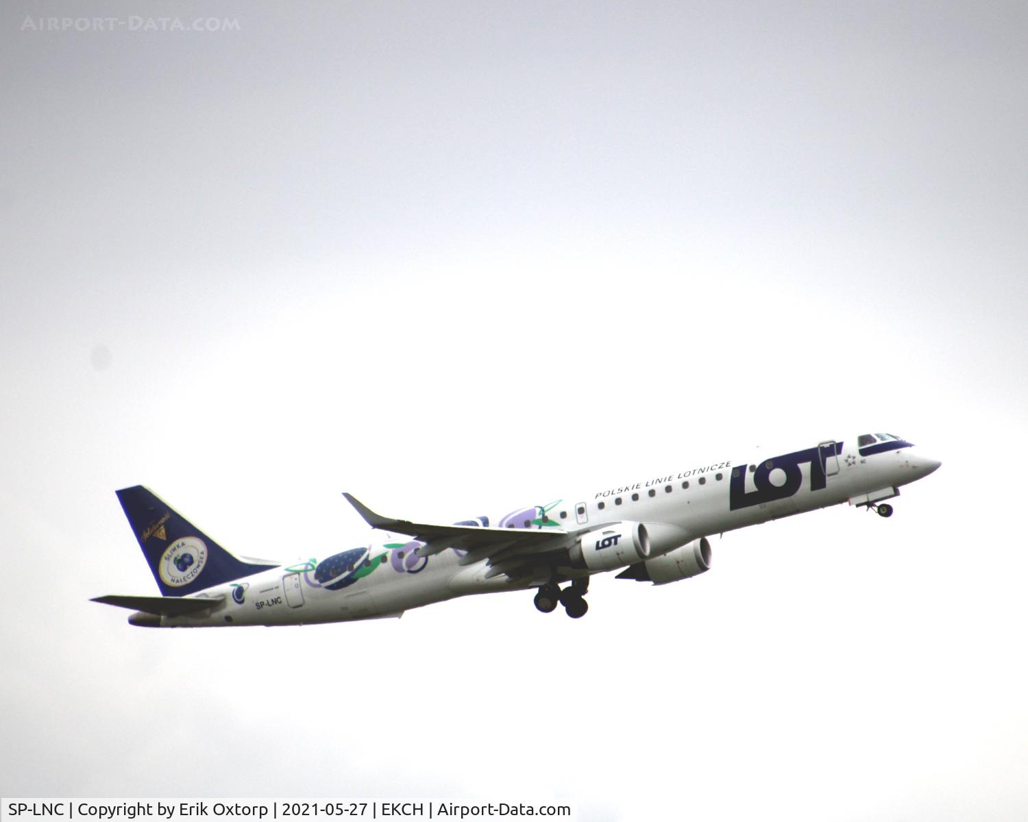 SP-LNC, 2011 Embraer 195LR (ERJ-190-200LR) C/N 19000462, SP-LNC taking off rw 22L