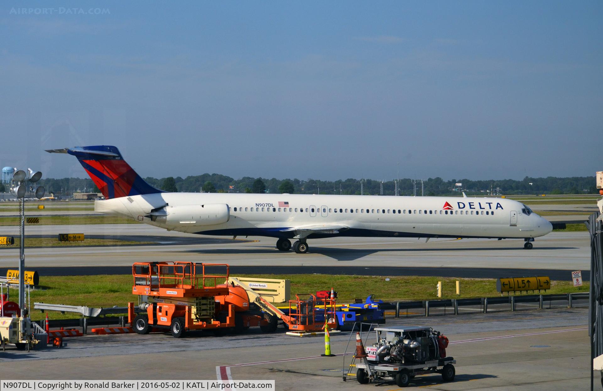 N907DL, 1987 McDonnell Douglas MD-88 C/N 49538, Taxi Atlanta