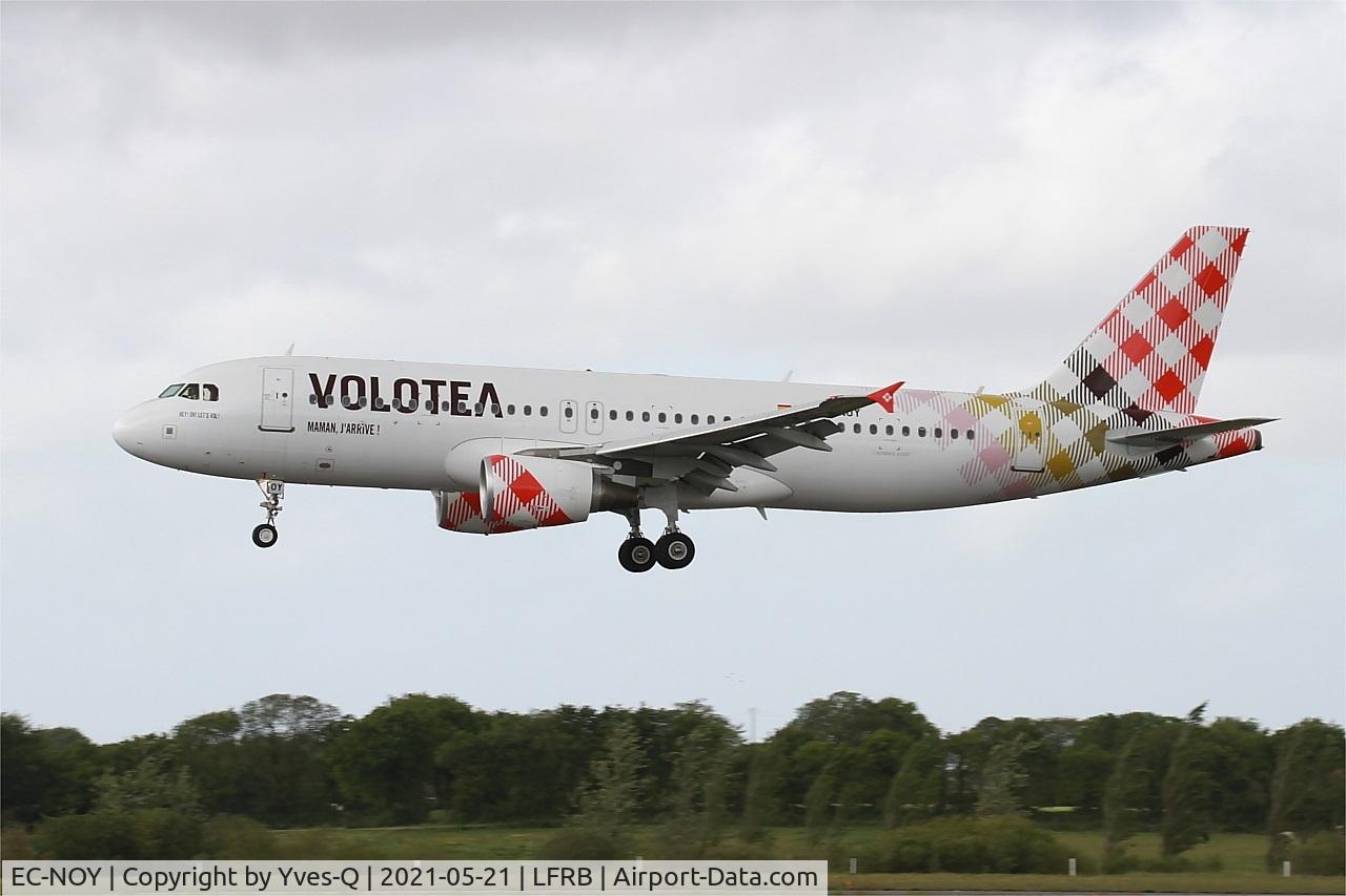 EC-NOY, 2005 Airbus A320-214 C/N 2633, Airbus 320-214, On final rwy 25L, Brest-Bretagne airport (LFRB-BES)