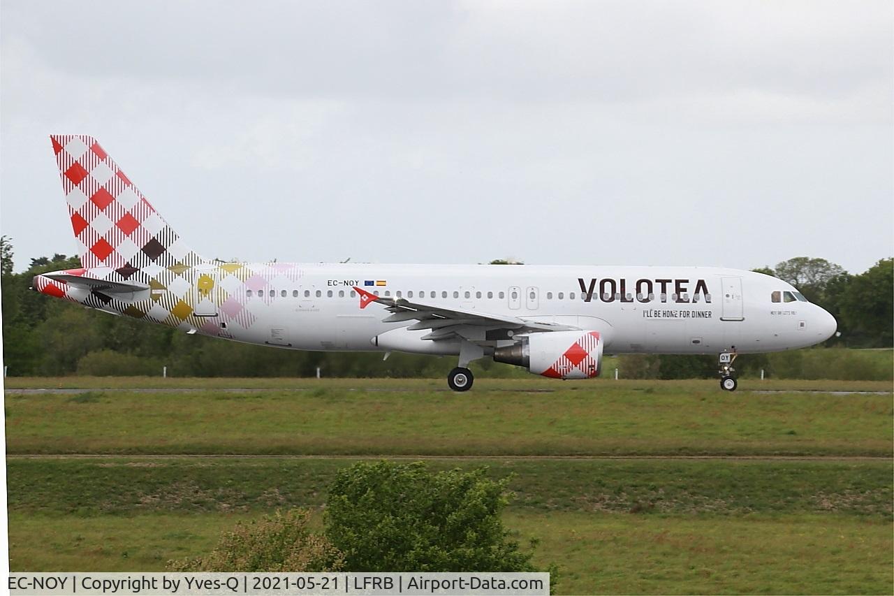 EC-NOY, 2005 Airbus A320-214 C/N 2633, Airbus 320-214, Taxiing rwy 25L, Brest-Bretagne airport (LFRB-BES)
