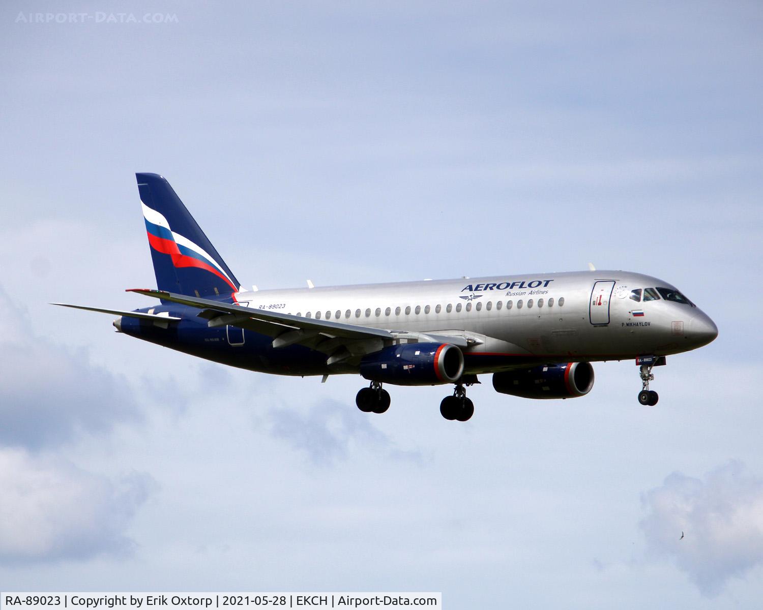 RA-89023, 2013 Sukhoi Superjet 100-95B C/N 95041, RA-89023 landing rw 04R
